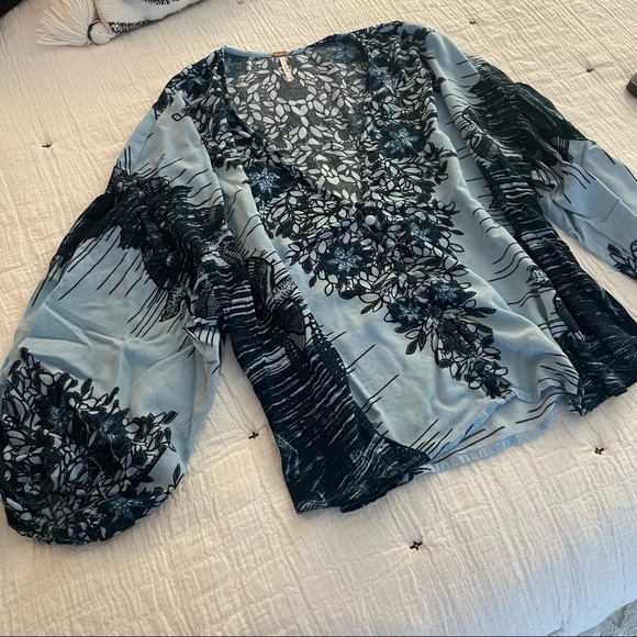 Free People blue & black print V-neck with buttons top size XS - Picture 6 of 9